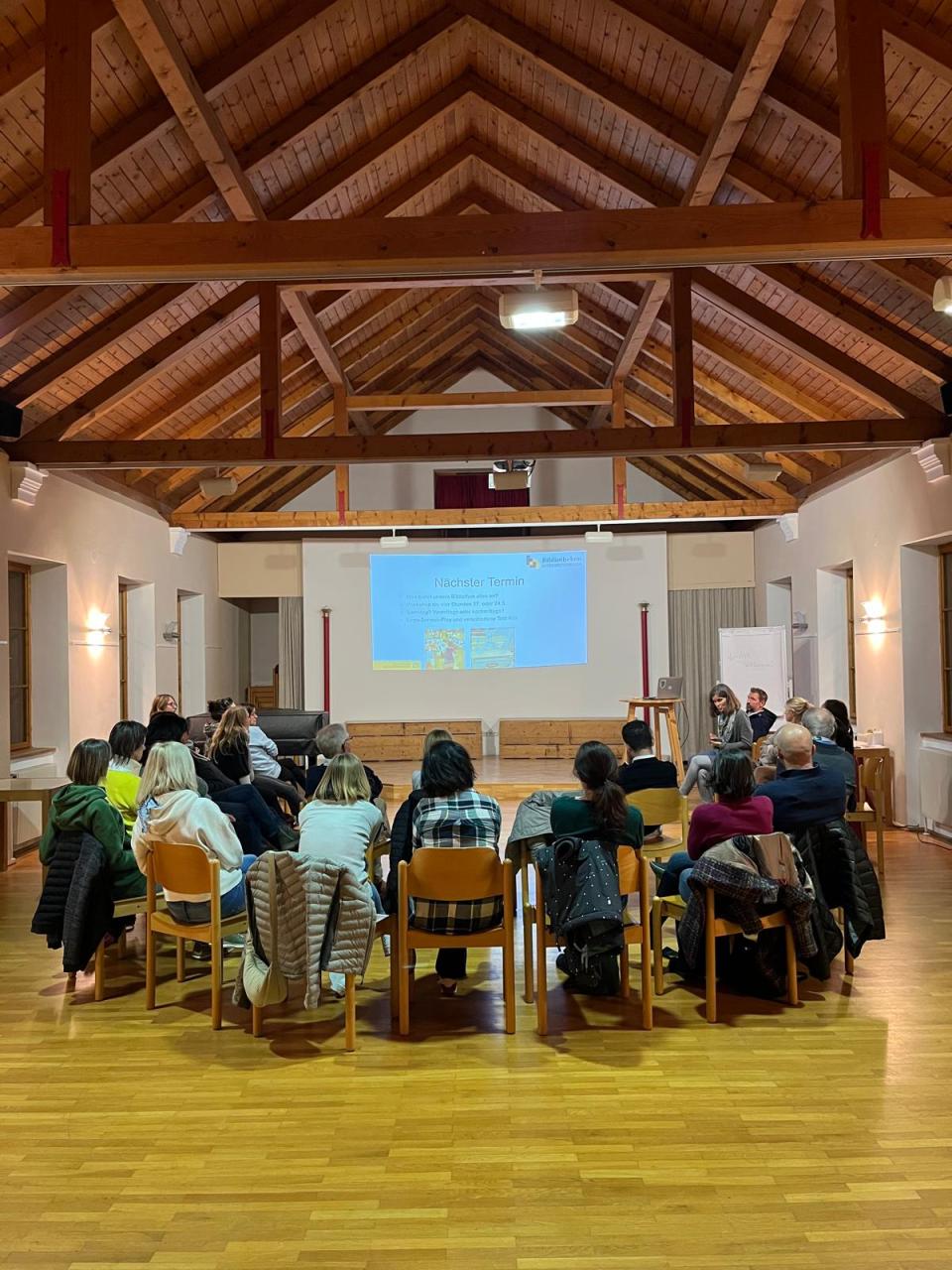 Beim ersten Treffen im Gemeindesaal besprechen wir die Aufgaben einer Bibliothek in unserem Ort und planen nächste Schritte, um das Projekt Bibliothek zu realisieren.