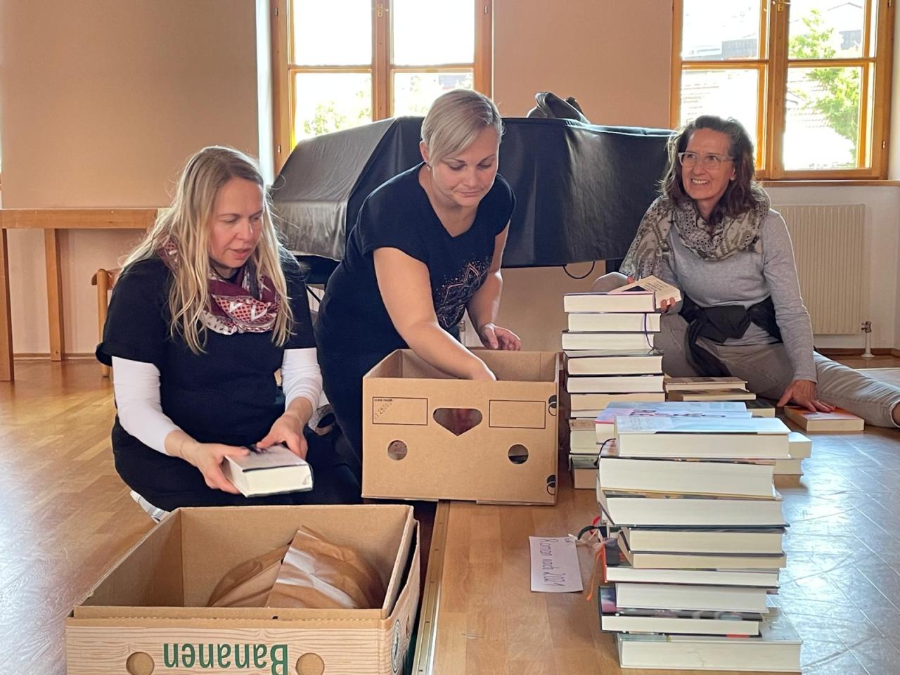 Bereits im April starten wir mit dem Sammeln von Bücherspenden: aktuelle Bücher für Erwachsene (ab Erscheinungsjahr 2021) und Kinderbücher (in neuer Rechtschreibung). Gerne nehmen wir auch Spiele und Tonies in unseren Verleih auf.