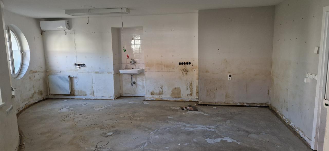 Hier wartet noch viel Arbeit bis die Bücher einziehen können …