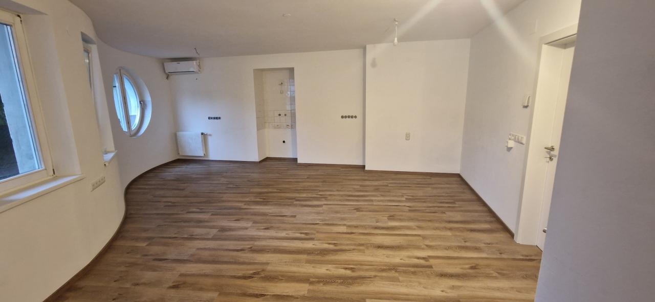 Endlich – nach den Renovierungsarbeiten – die Räume der Bibliothek werden bezugsfertig.