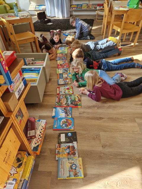 32 Kinder - 2 Klassen - viele Bibliotheksbesuche - 1 Kunstwerk
