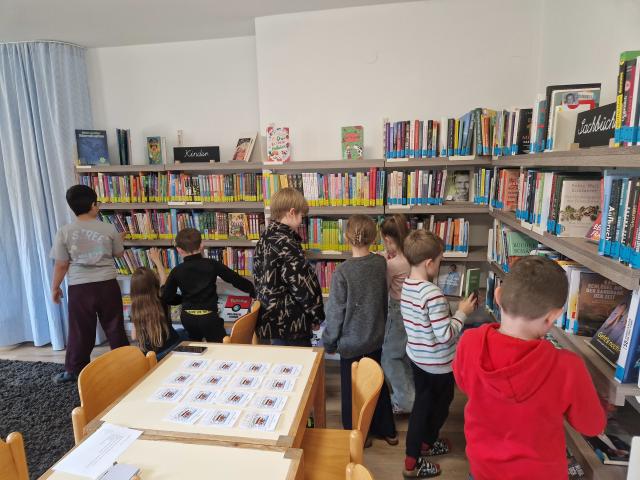 32 Kinder - 2 Klassen - viele Bibliotheksbesuche - 1 Kunstwerk