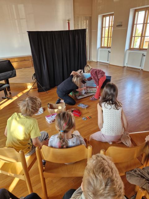 32 Kinder - 2 Klassen - viele Bibliotheksbesuche - 1 Kunstwerk