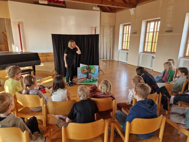 32 Kinder - 2 Klassen - viele Bibliotheksbesuche - 1 Kunstwerk