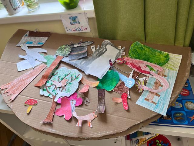 32 Kinder - 2 Klassen - viele Bibliotheksbesuche - 1 Kunstwerk