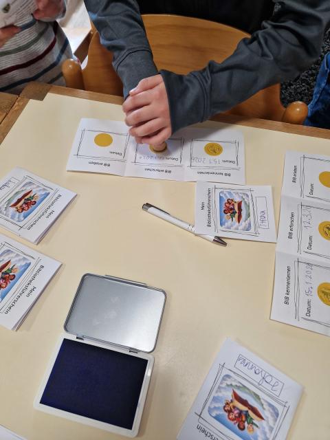 32 Kinder - 2 Klassen - viele Bibliotheksbesuche - 1 Kunstwerk