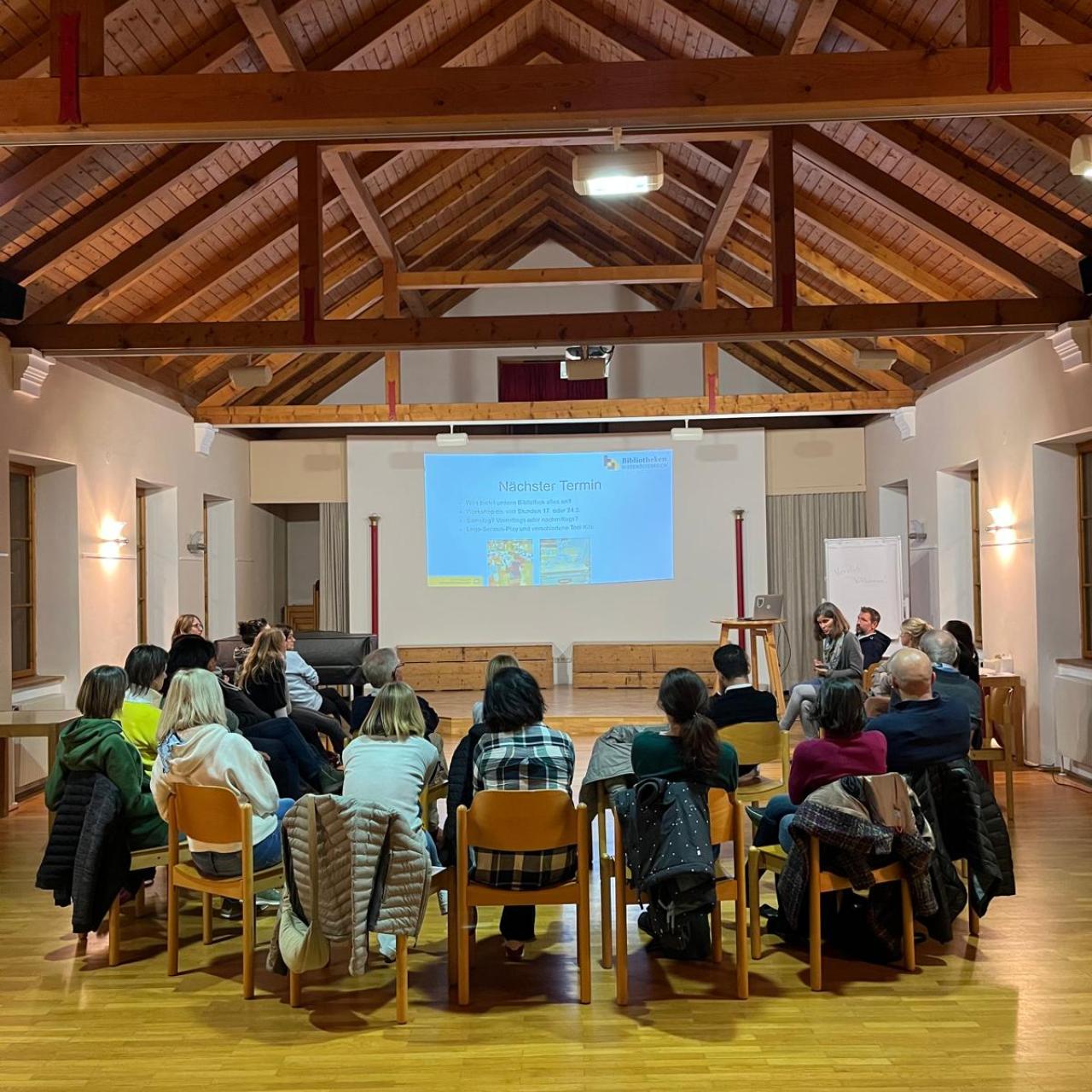 Beim ersten Treffen im Gemeindesaal besprechen wir die Aufgaben einer Bibliothek in unserem Ort und planen nächste Schritte, um das Projekt Bibliothek zu realisieren.