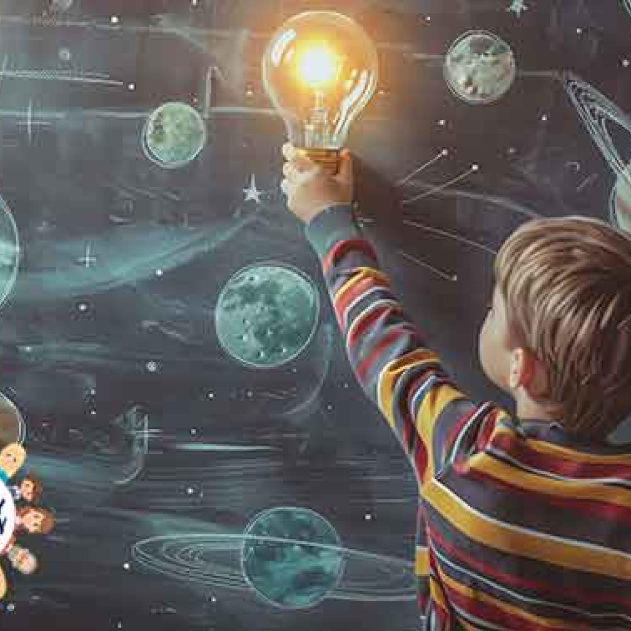 Ein Junge greift nach einer Glühbirne auf einem Tafelhintergrund mit Kreidezeichnungen von Planeten und Sternen. | familyfriendly